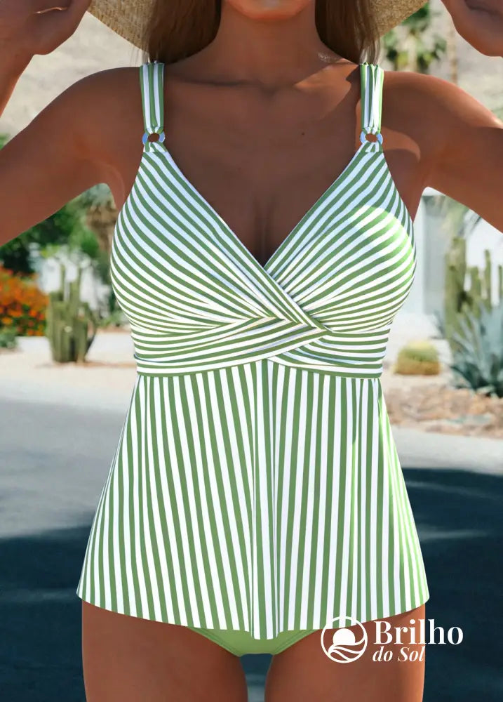 Tankini Listrado Com Decote Transpassado E Argolas Decorativas Verde / PP Tankini Listrado Com Decote Transpassado E